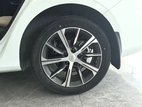 Geely Emgrand 2023