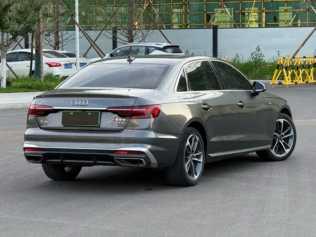 Audi A4L 2022 — фото 3