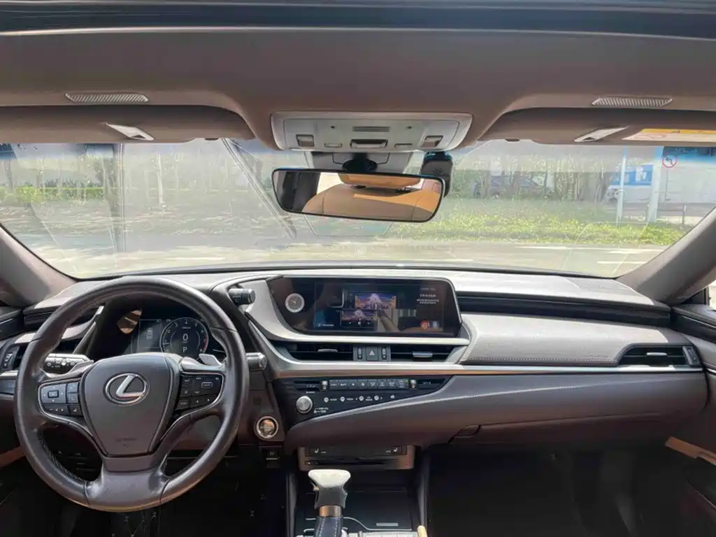 Lexus ES 2021