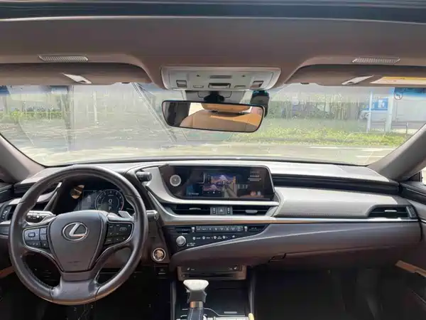 Lexus ES 2021