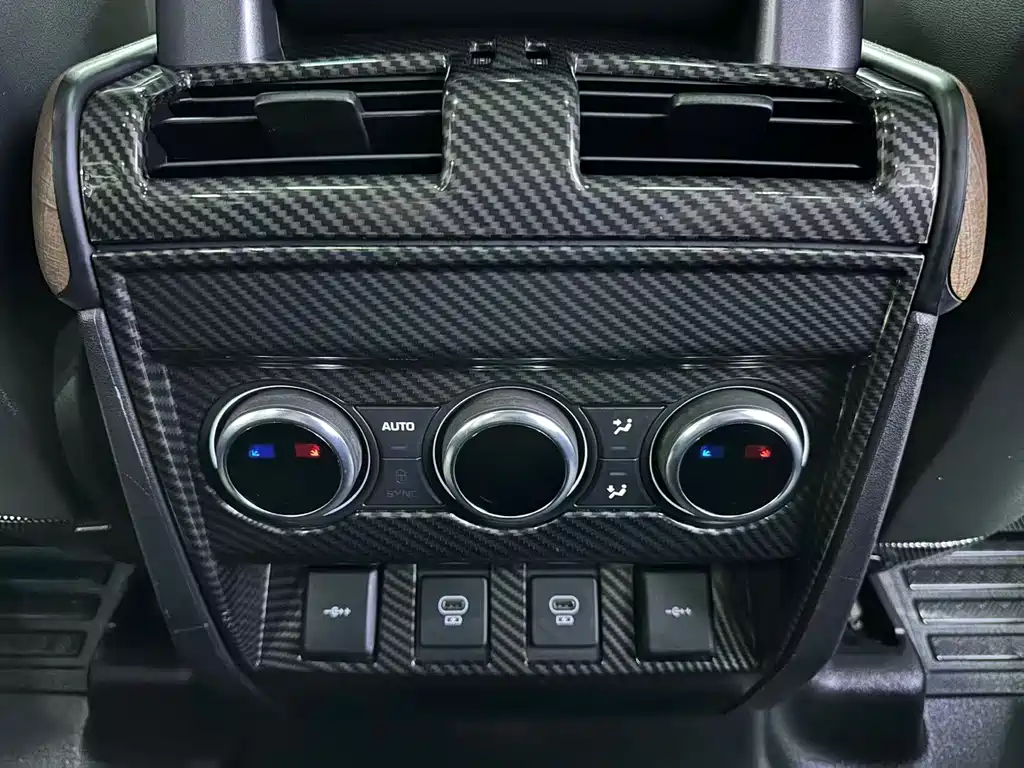 Land Rover Defender 2021 — фото 17