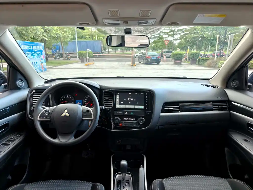 Mitsubishi Outlander 2021 — фото 11