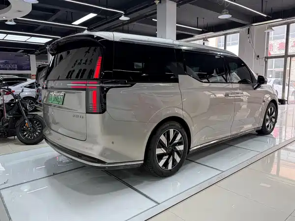 Volvo EM90 2025
