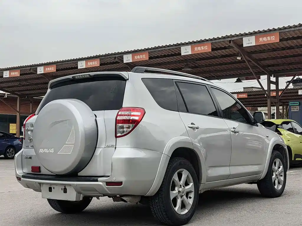 Toyota RAV4 2010 — фото 6