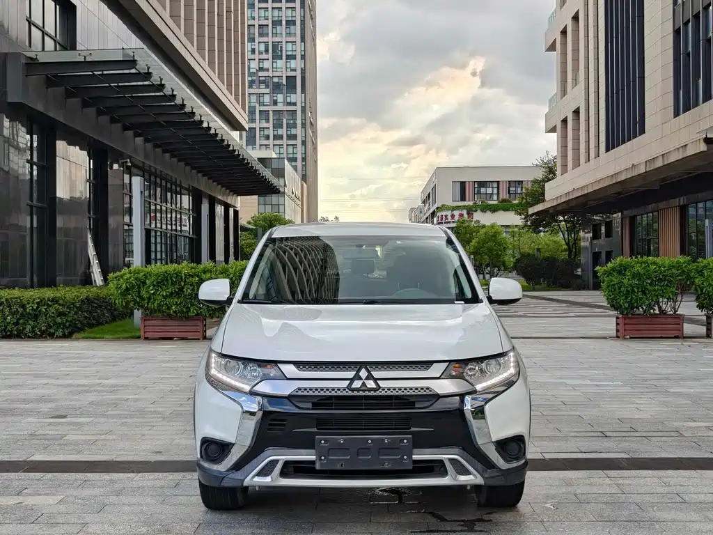 Mitsubishi Outlander 2021 — фото 3