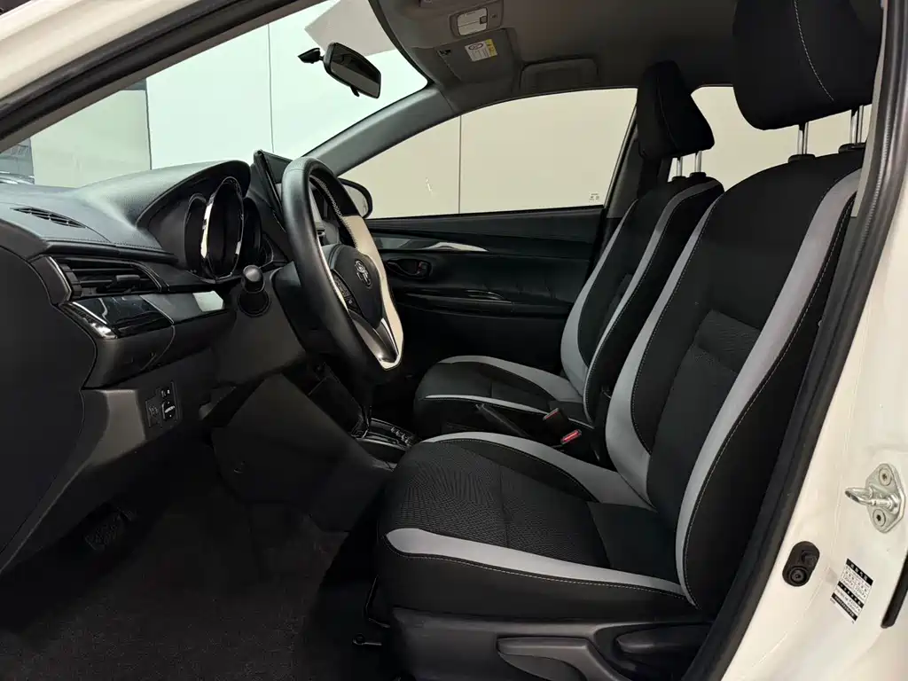 Toyota Yaris L 2023