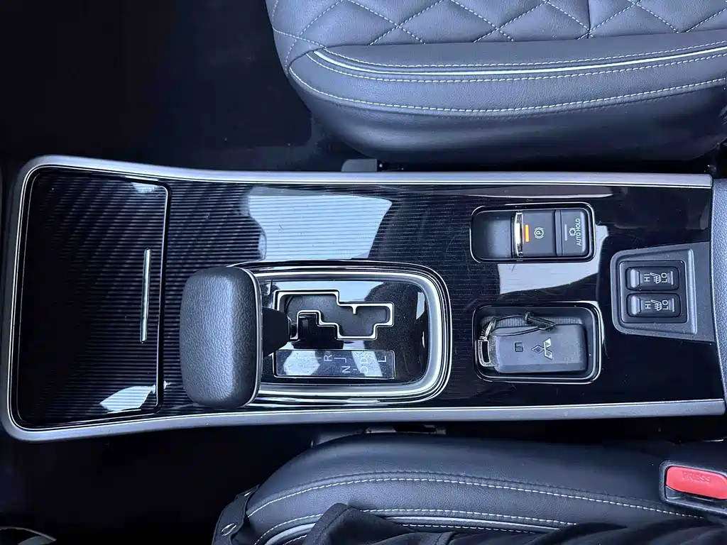 Mitsubishi Outlander 2022 — фото 16