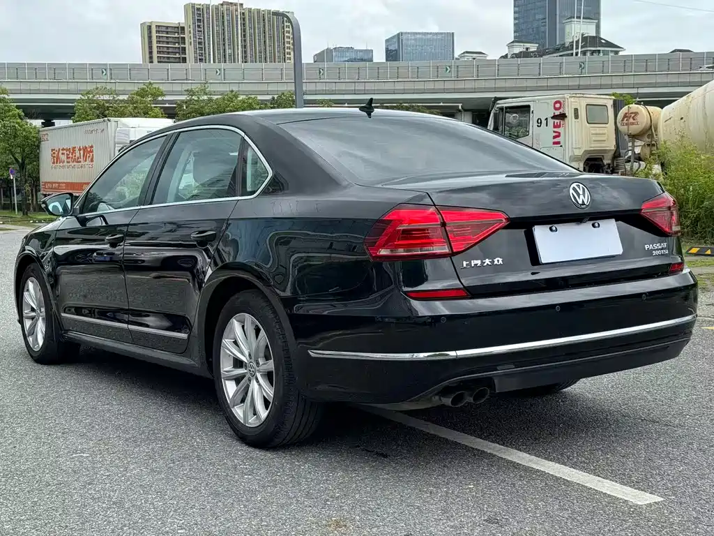Volkswagen Passat 2017 — фото 17