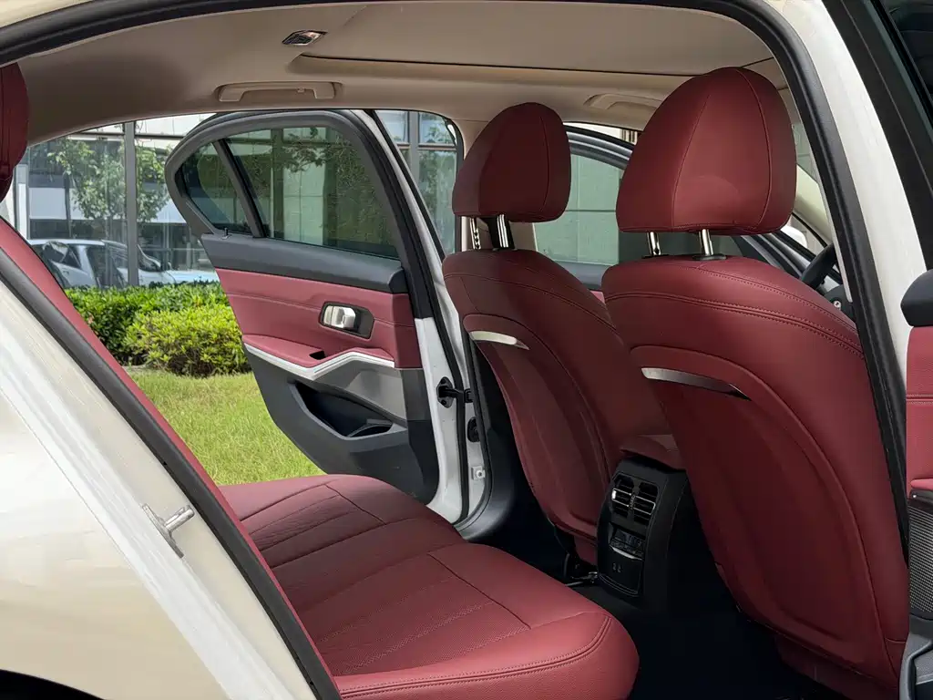 BMW 3 Series 2025 — фото 13