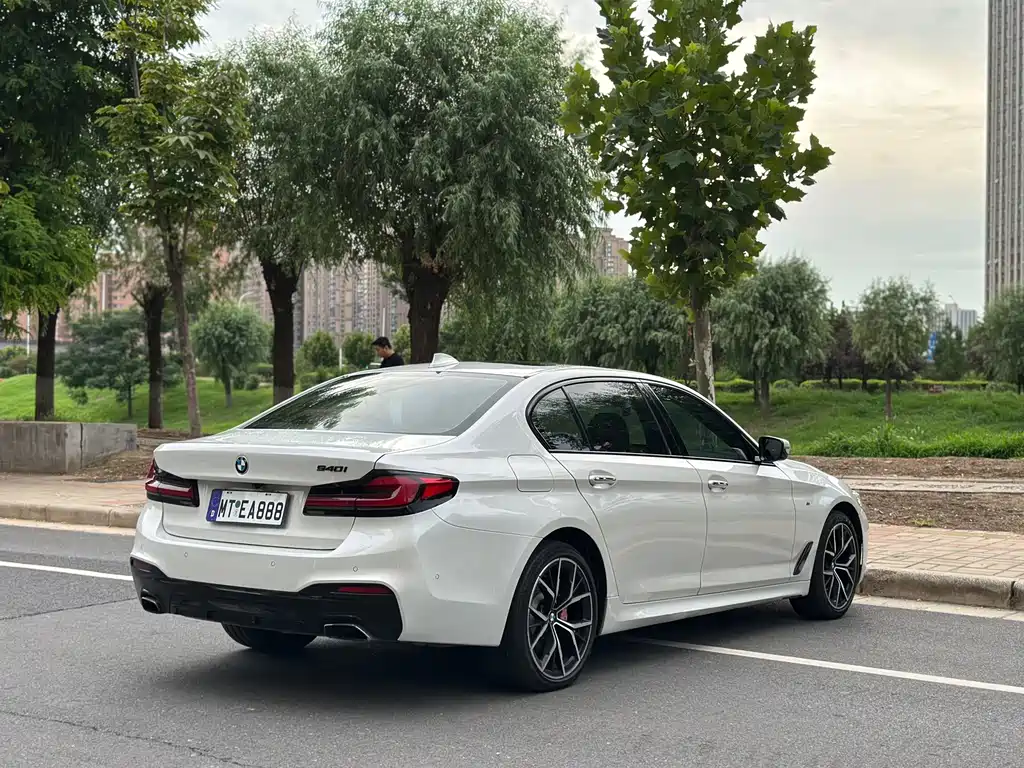 BMW 5 Series 2018 — фото 9