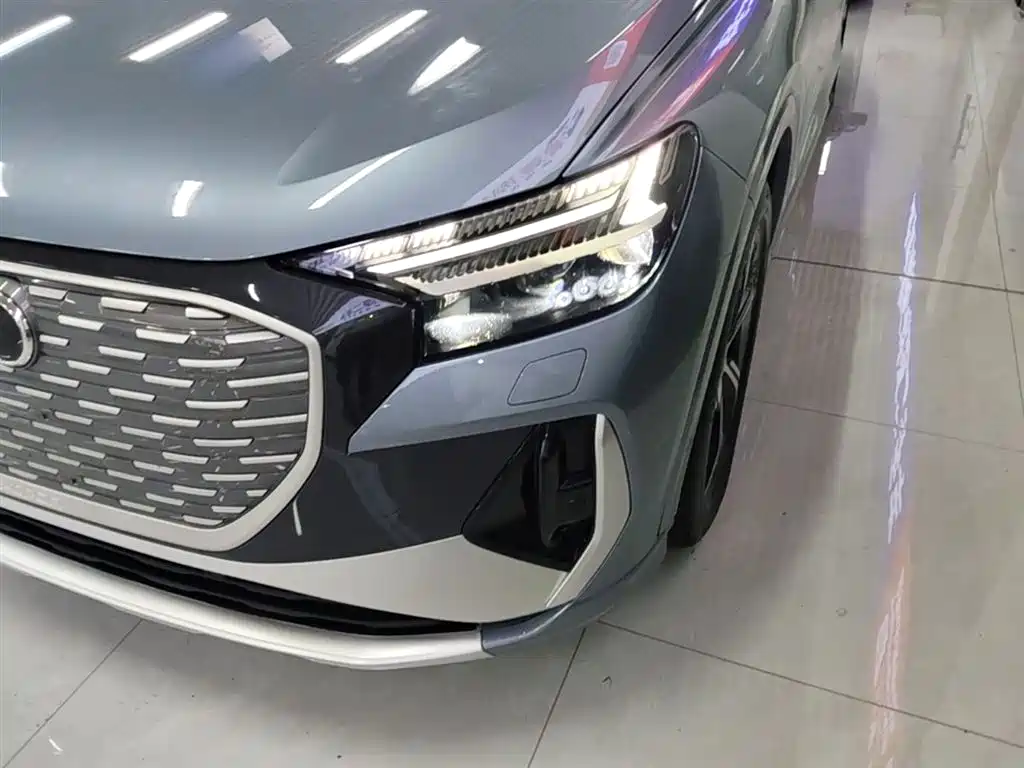 Audi Q4 e-tron 2023 — фото 24
