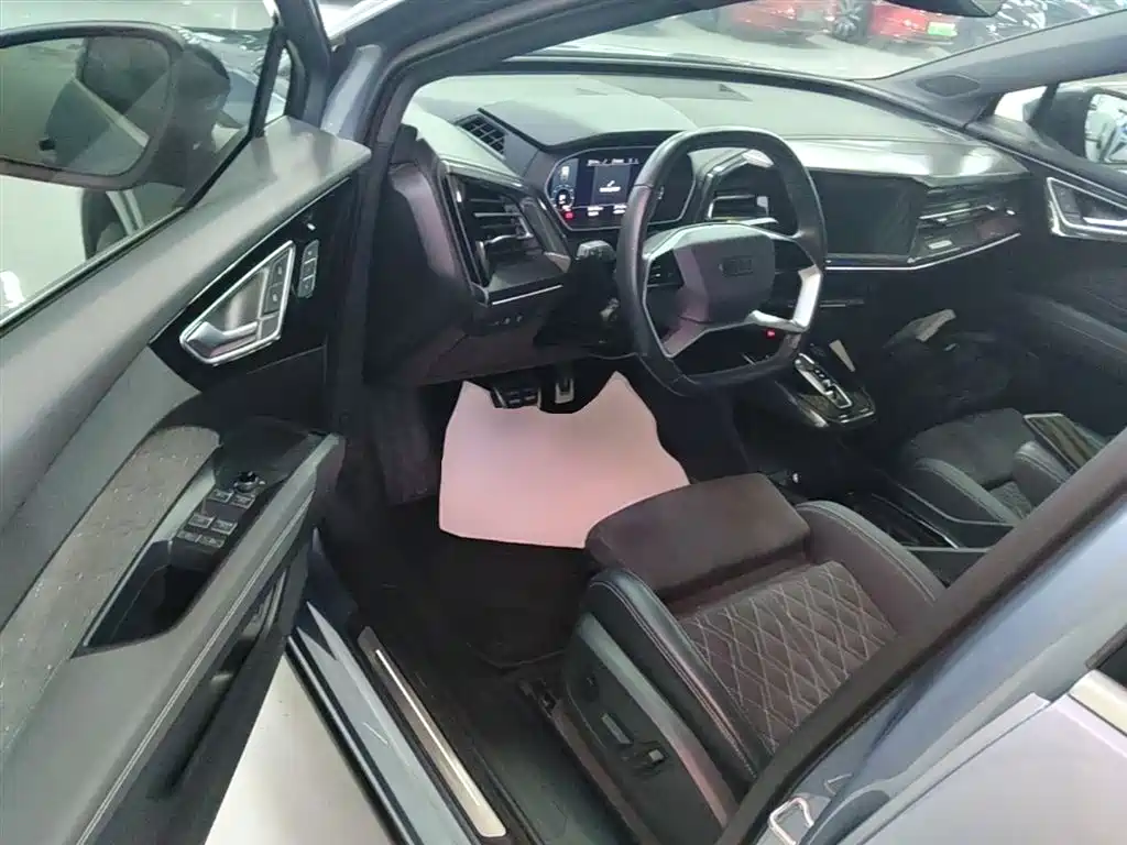 Audi Q4 e-tron 2023 — фото 16