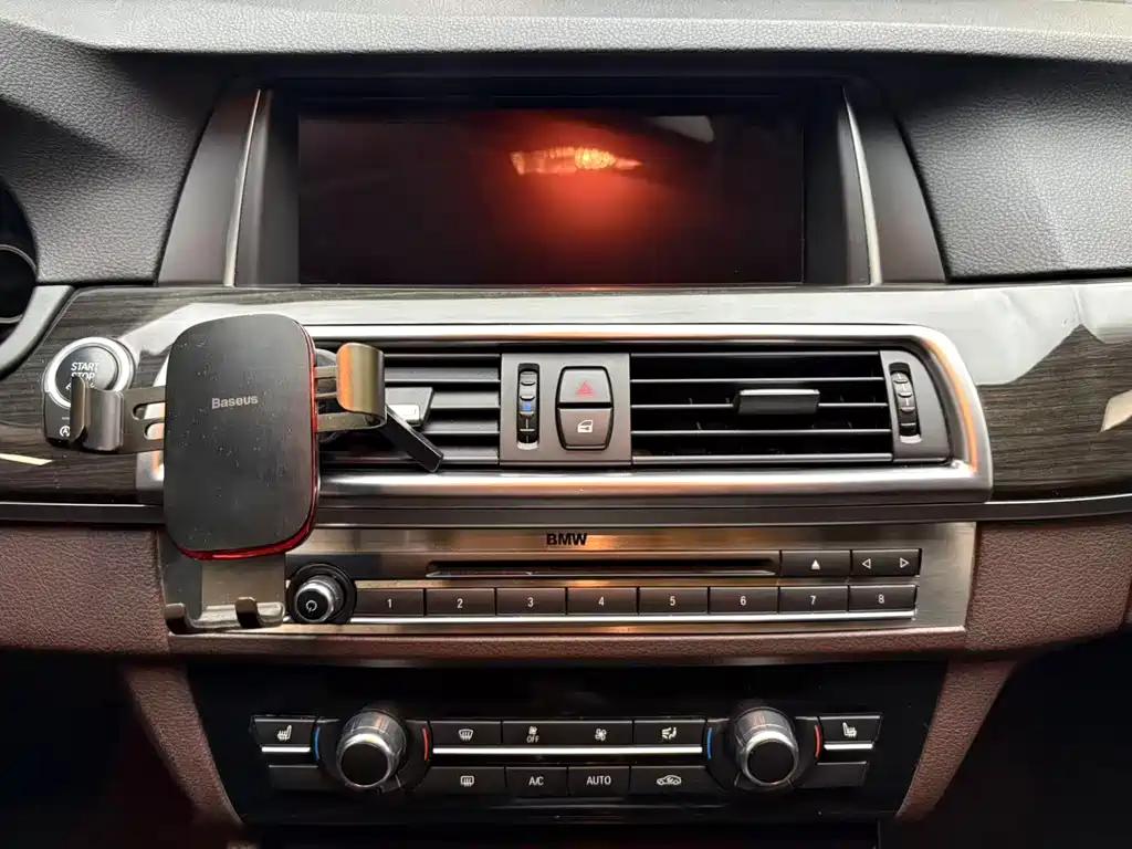 BMW 5 Series 2015 — фото 27