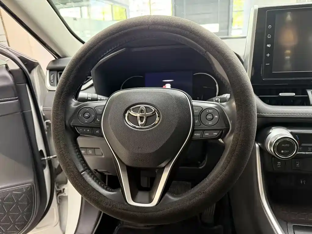 Toyota RAV4 2021 — фото 10