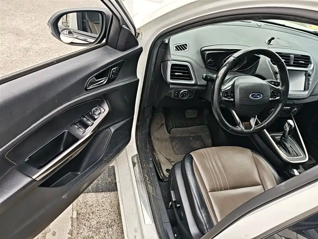 Ford Escort 2018 — фото 16