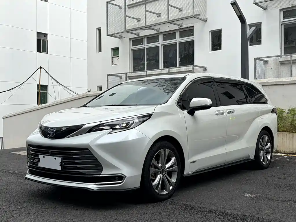 Toyota Sienna 2023 — фото 1