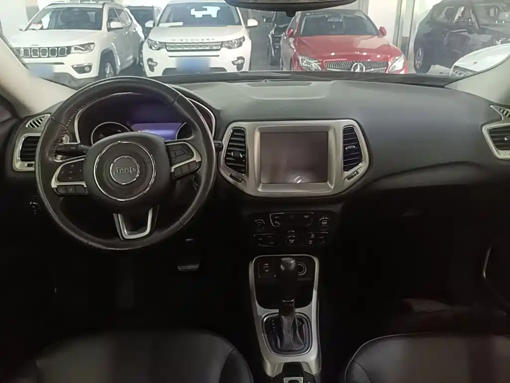 Jeep Compass 2018 — фото 10