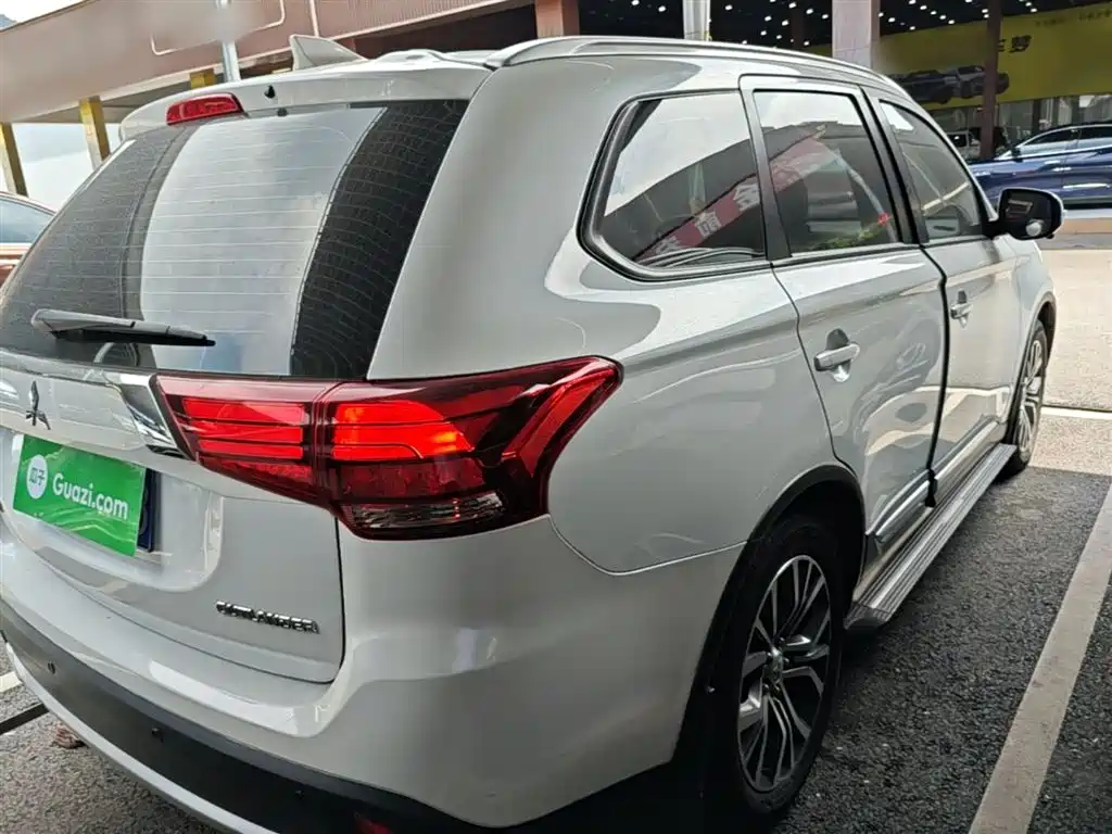 Mitsubishi Outlander 2018 — фото 7