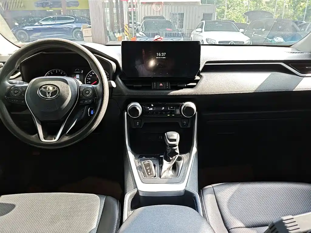 Toyota RAV4 2023 — фото 13