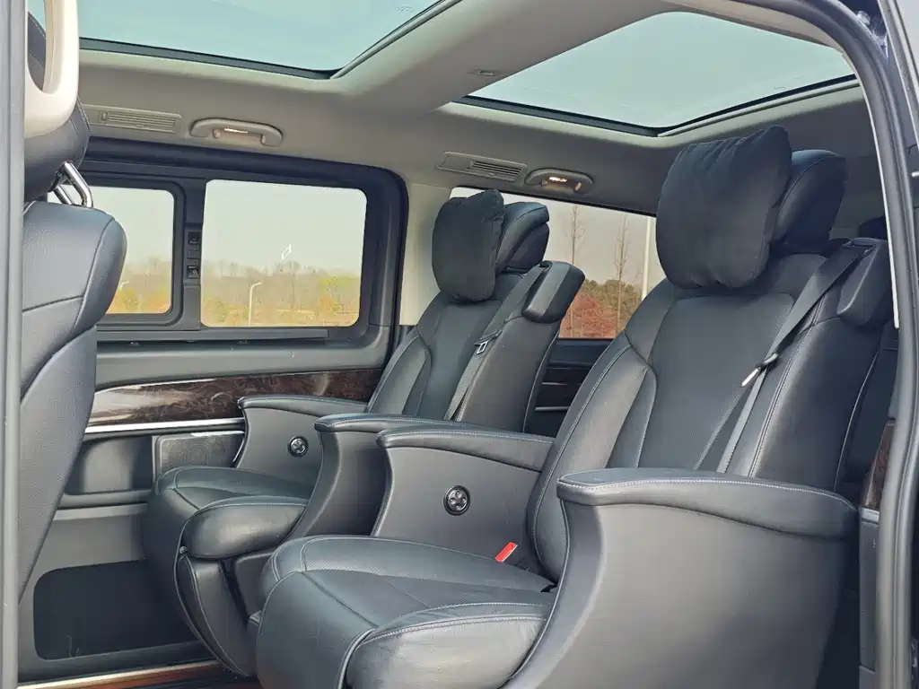 Mercedes-Benz V-Class 2018 — фото 12