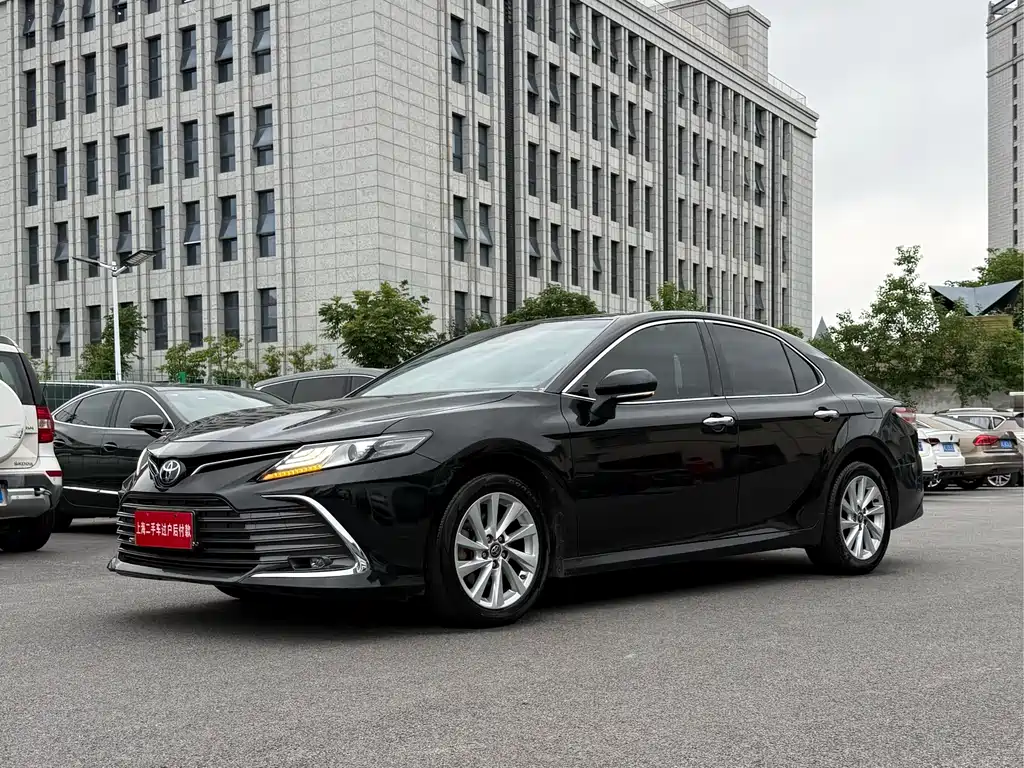 Toyota Camry 2022 — фото 2