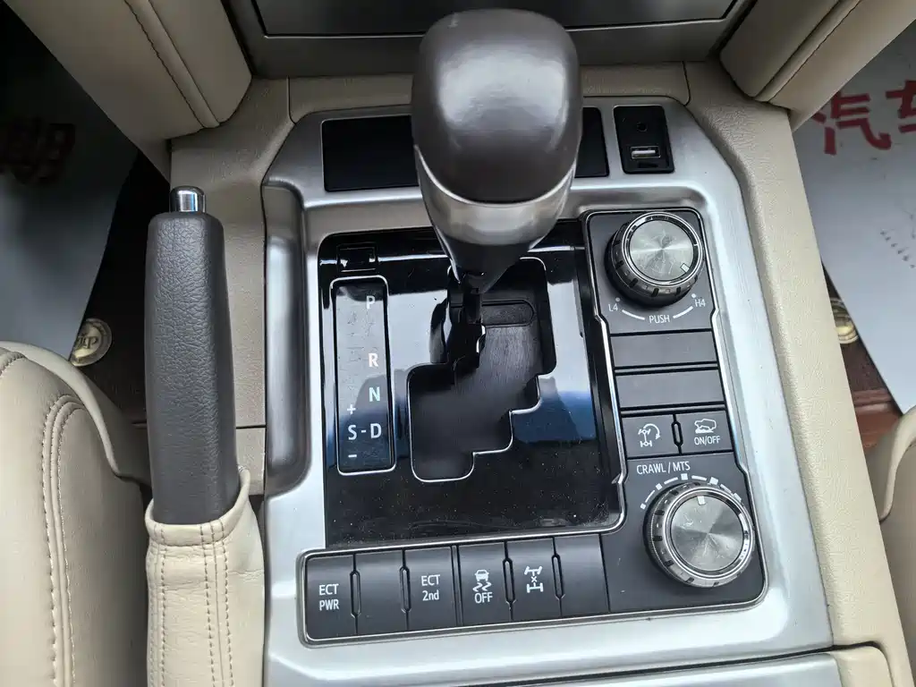 Toyota Land Cruiser 2018 — фото 10