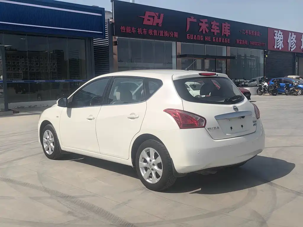 Nissan Tiida 2015 — фото 18