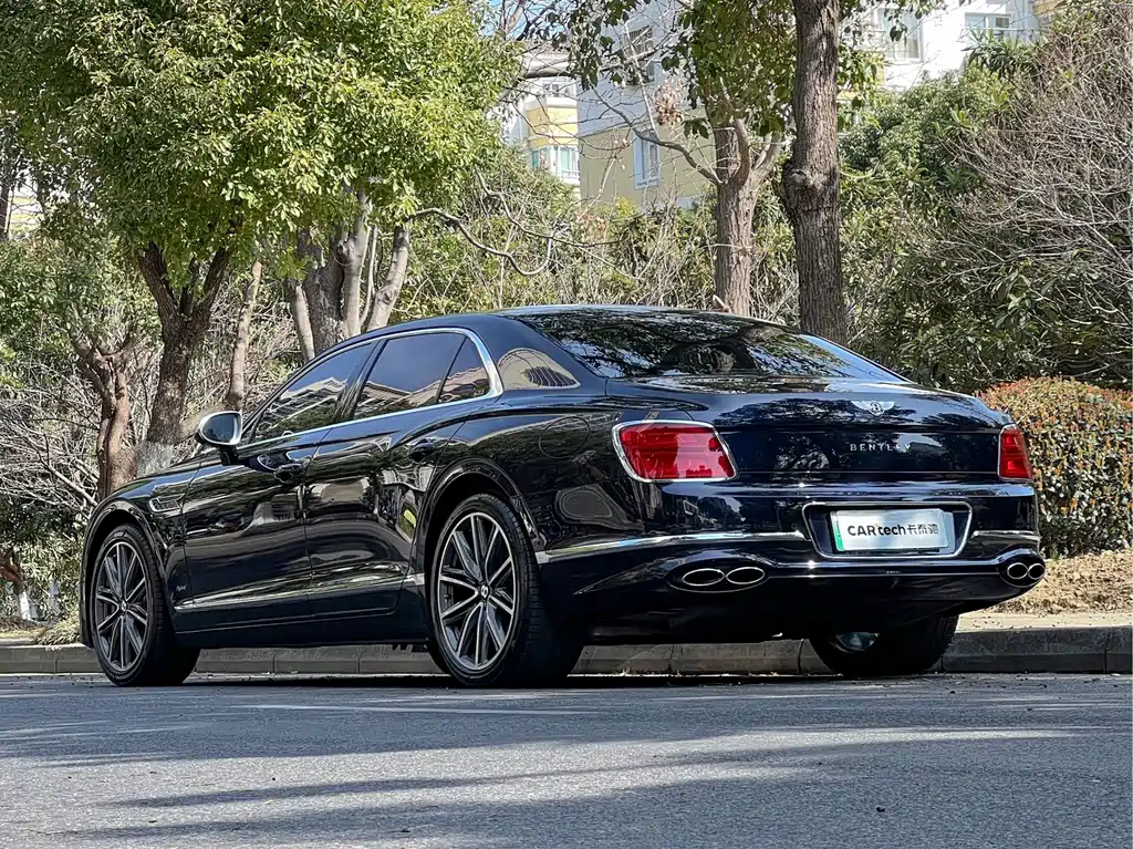 Bentley Flying Spur Plug-In Hybrid 2022 — фото 6