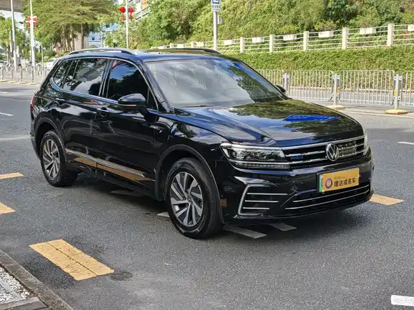 Volkswagen Tiguan L Plug-In Hybrid 2021