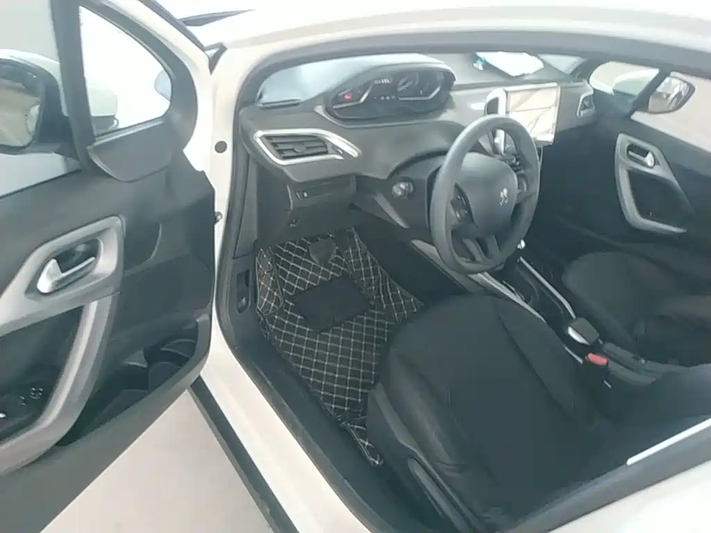 Peugeot 2008 2014 — фото 16