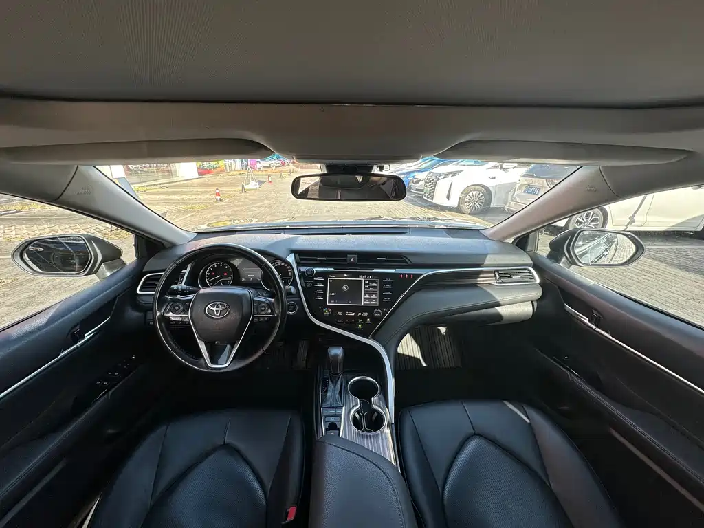 Toyota Camry 2018 — фото 16