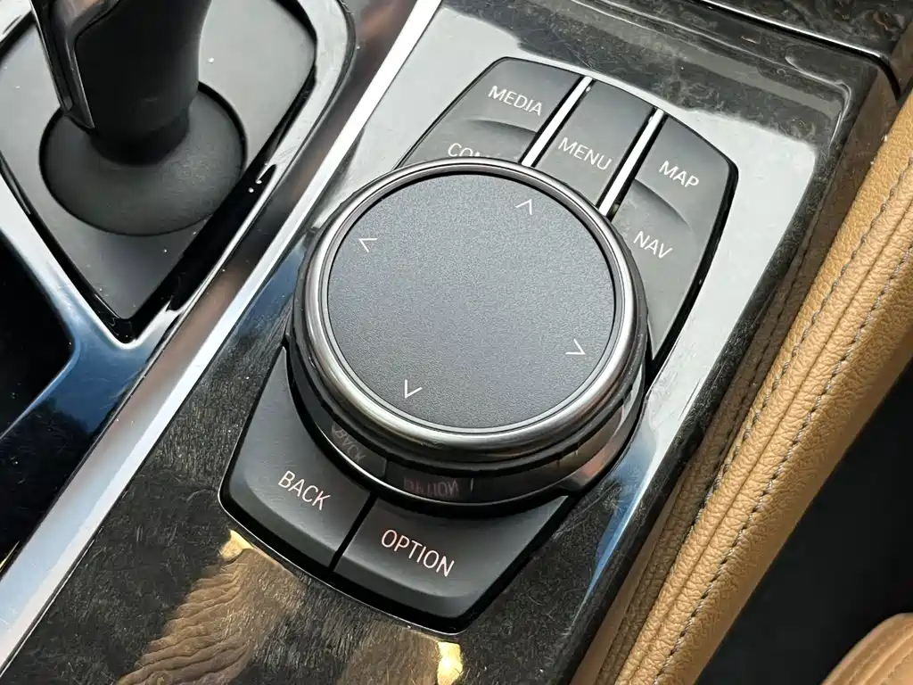 BMW 5 Series 2017 — фото 16