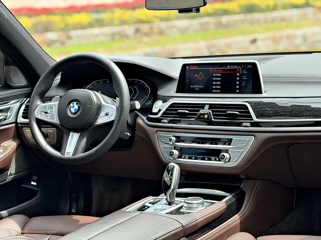 BMW 7 Series 2021 — фото 11