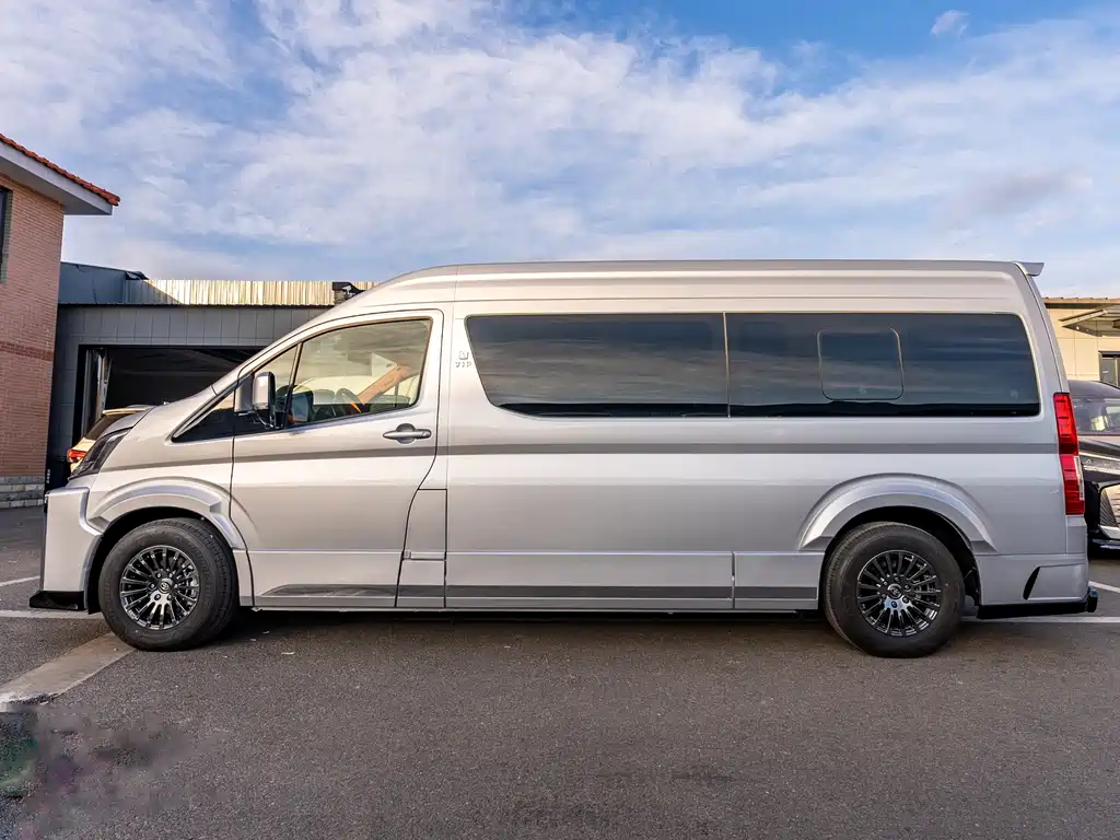 Toyota Hiace 2024 — фото 4