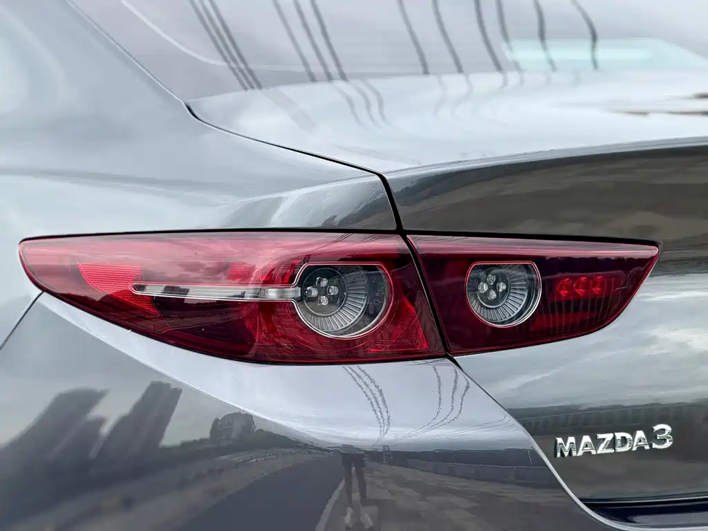 Mazda 3 Axela 2024 — фото 11