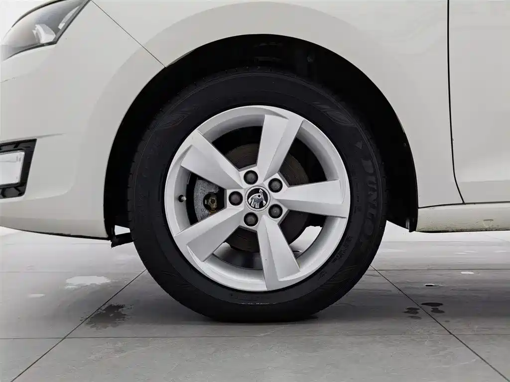 Skoda Rapid Spaceback 2016 — фото 17