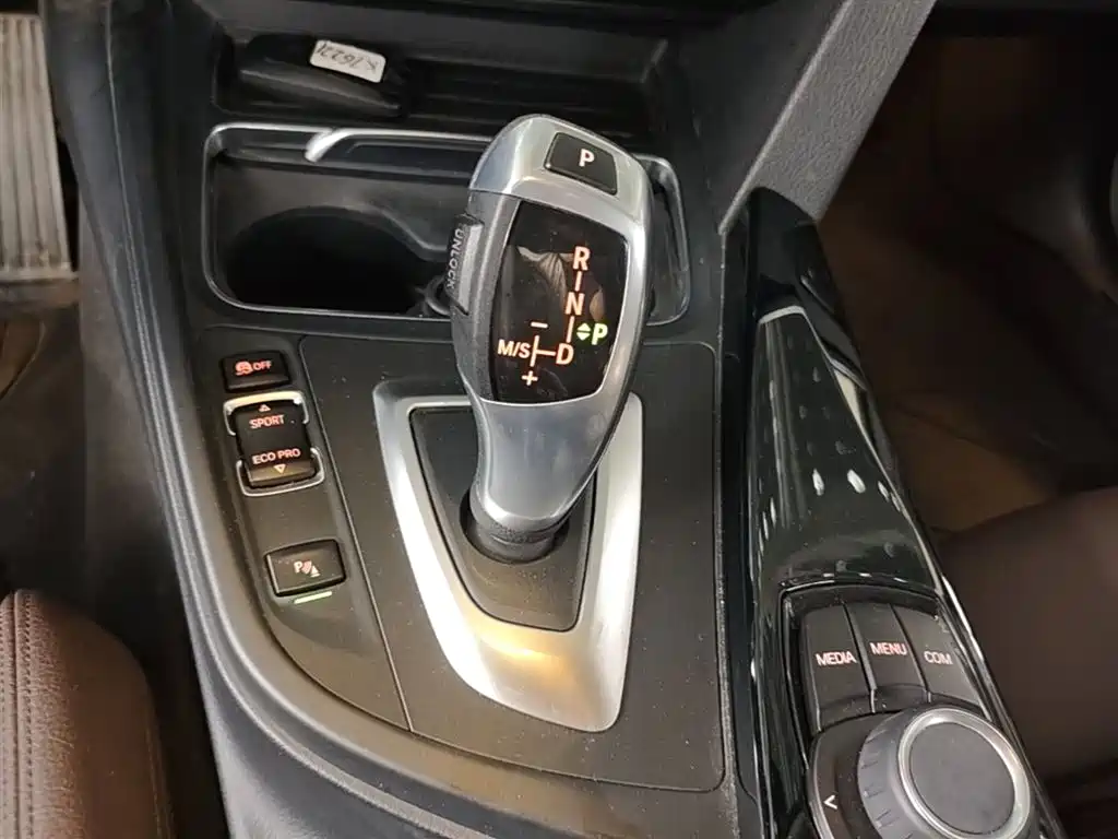 BMW 3 Series 2018 — фото 14