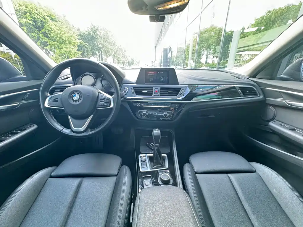 BMW 1 Series 2018 — фото 9