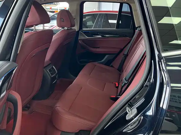 BMW iX3 2025