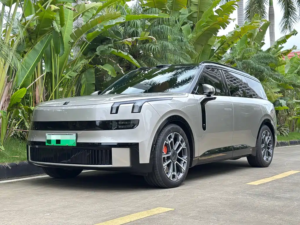 Lynk & Co 900 2025