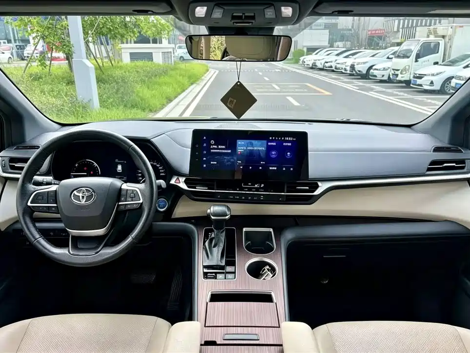 Toyota Granvia 2023