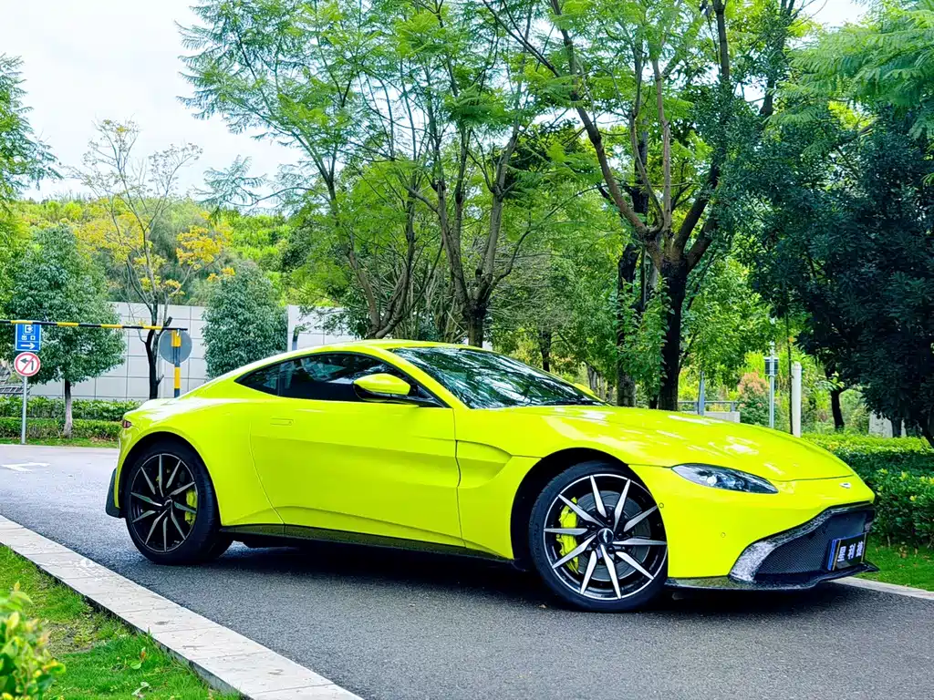 Aston Martin V8 Vantage 2019 — фото 3