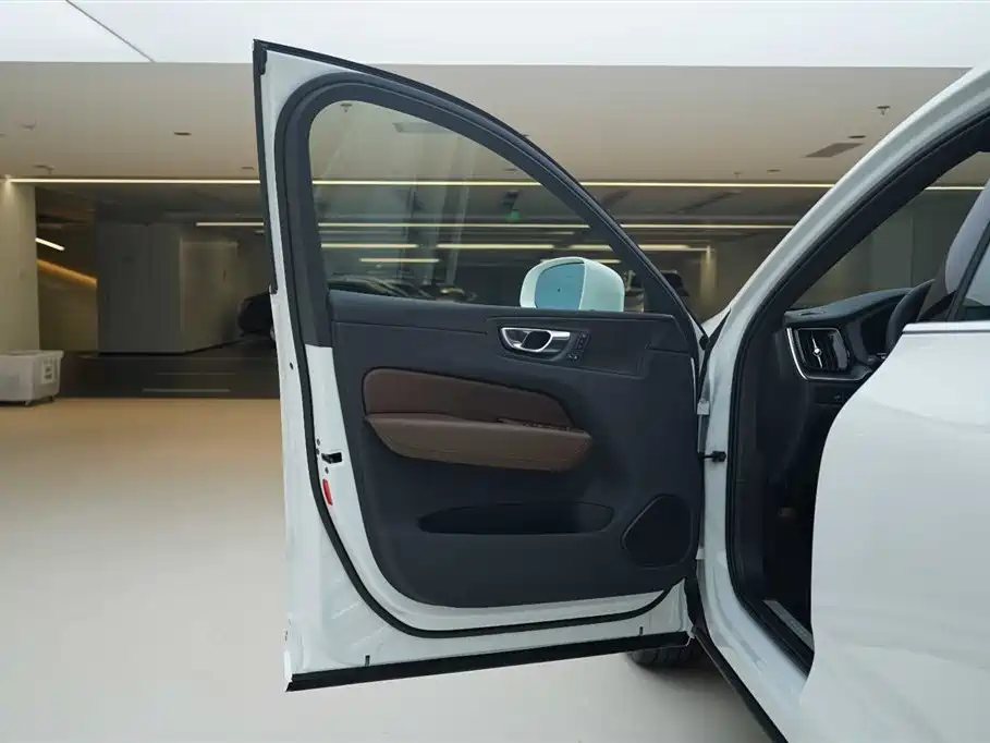 Volvo XC60 2025 — фото 17