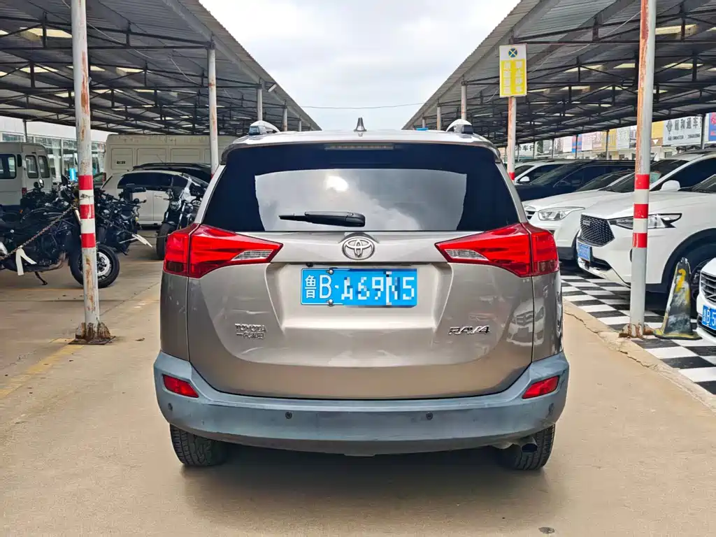Toyota RAV4 2015 — фото 9