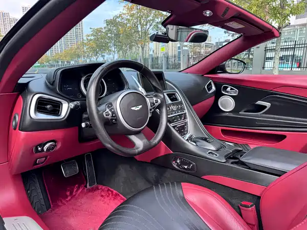 Aston Martin DB11 2019