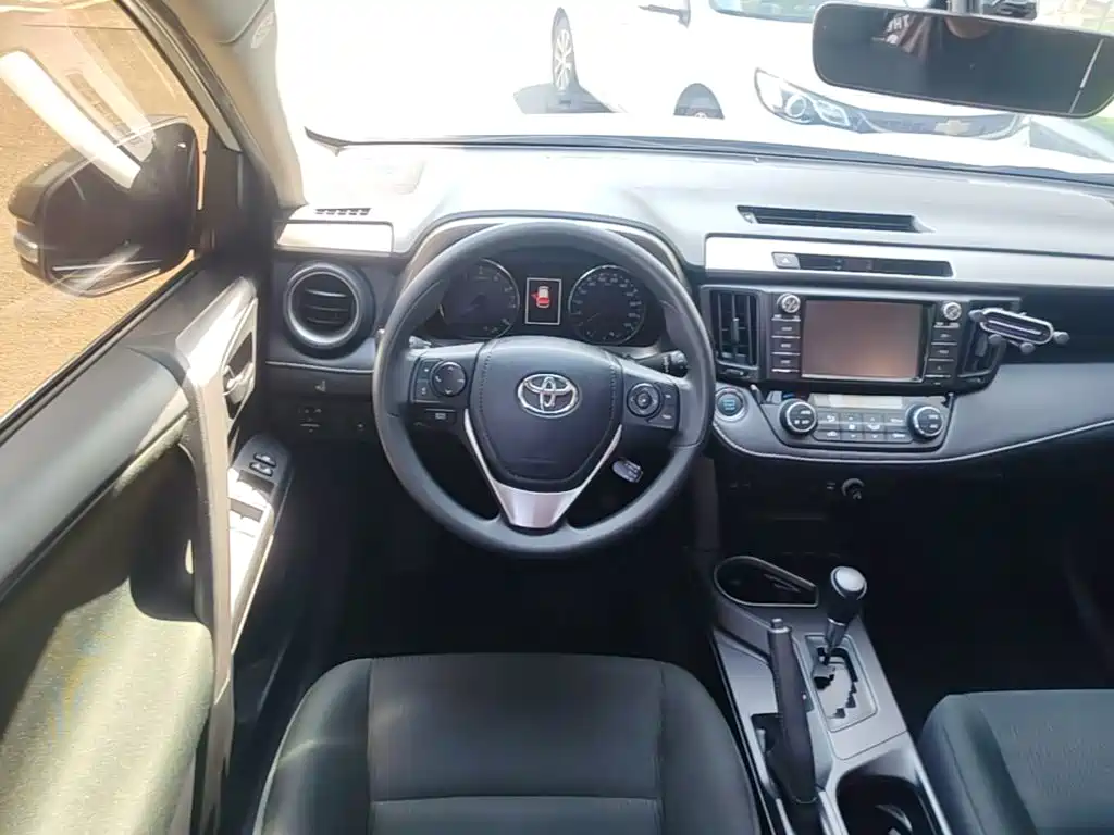 Toyota RAV4 2019 — фото 3