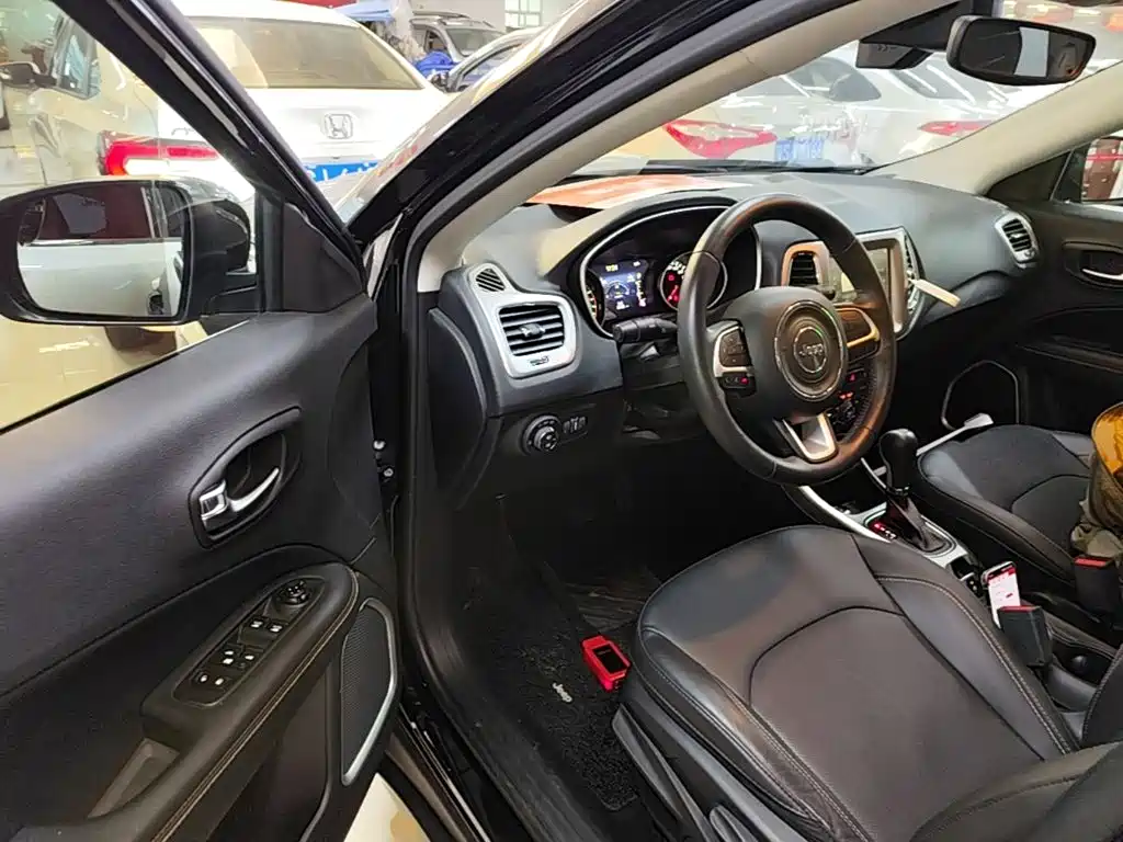 Jeep Compass 2018 — фото 16
