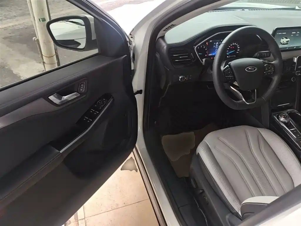 Ford Escape 2021 — фото 16