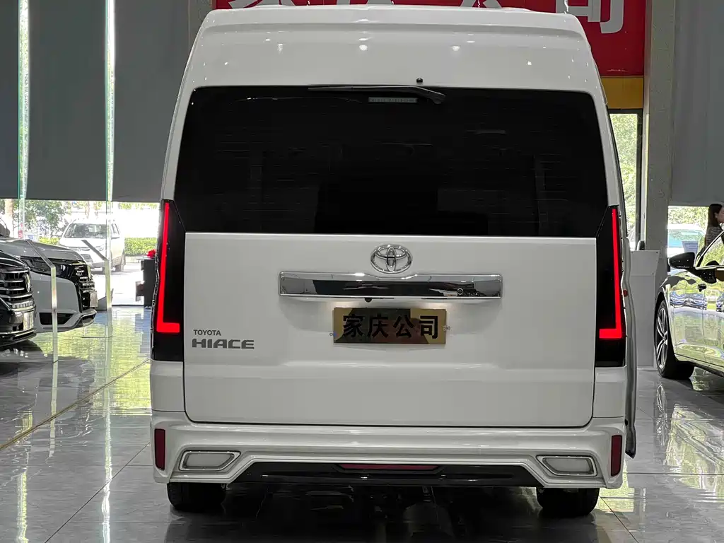 Toyota Hiace 2022 — фото 4