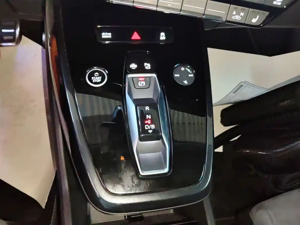 Audi Q4 e-tron 2023 — фото 14